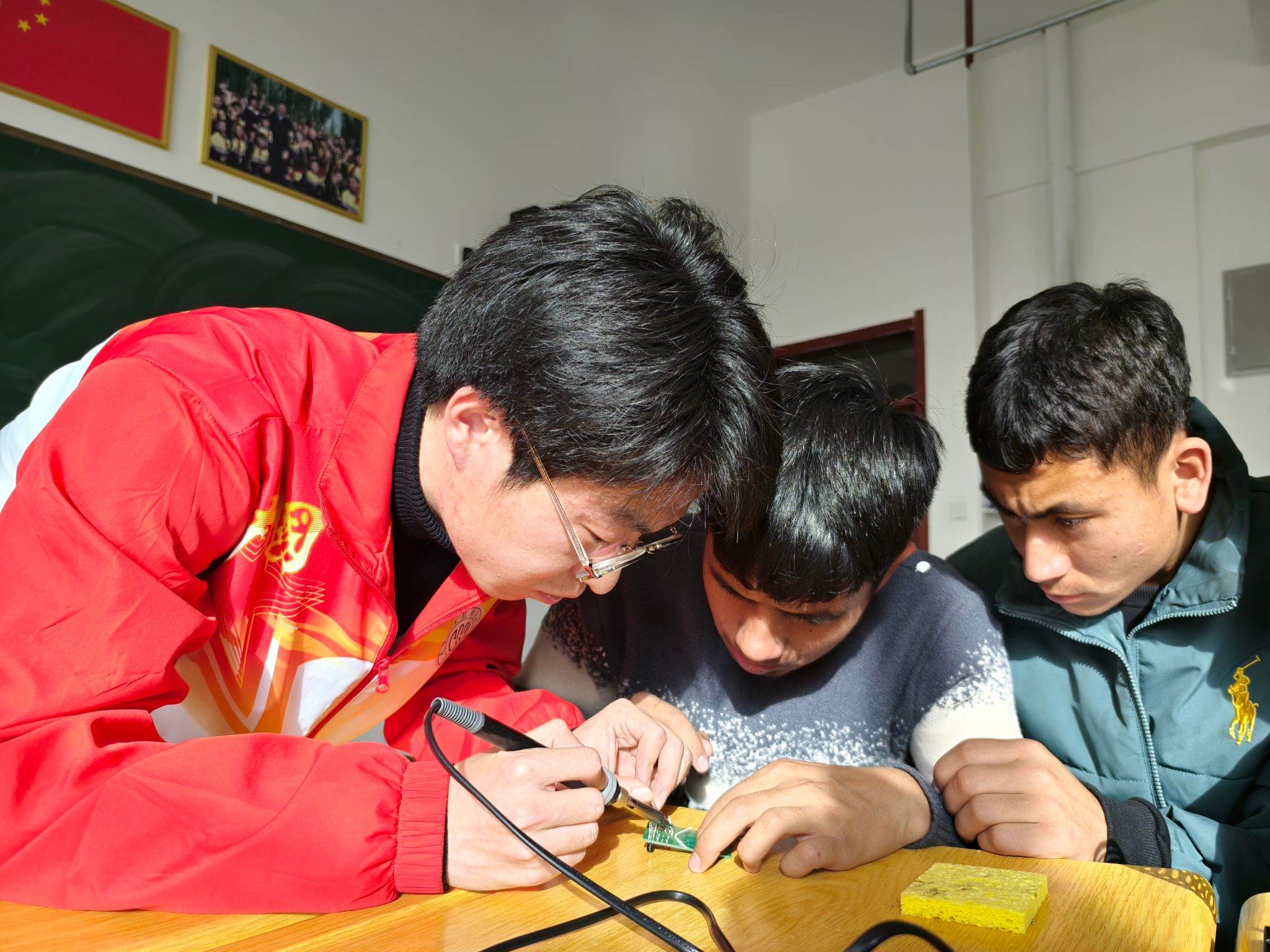 2026 年 12 月，学校新疆职教支教团在新疆支教。